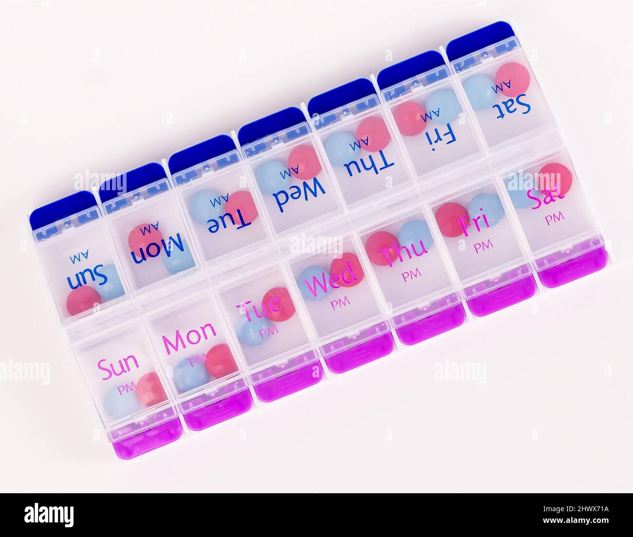 Wöchentlicher Pillenetui. Tägliche Dosierung von Tabletten und Vitaminen. Gesundheitswesen und Pharmazie Konzept. Hochwertige Fotos Stockfoto