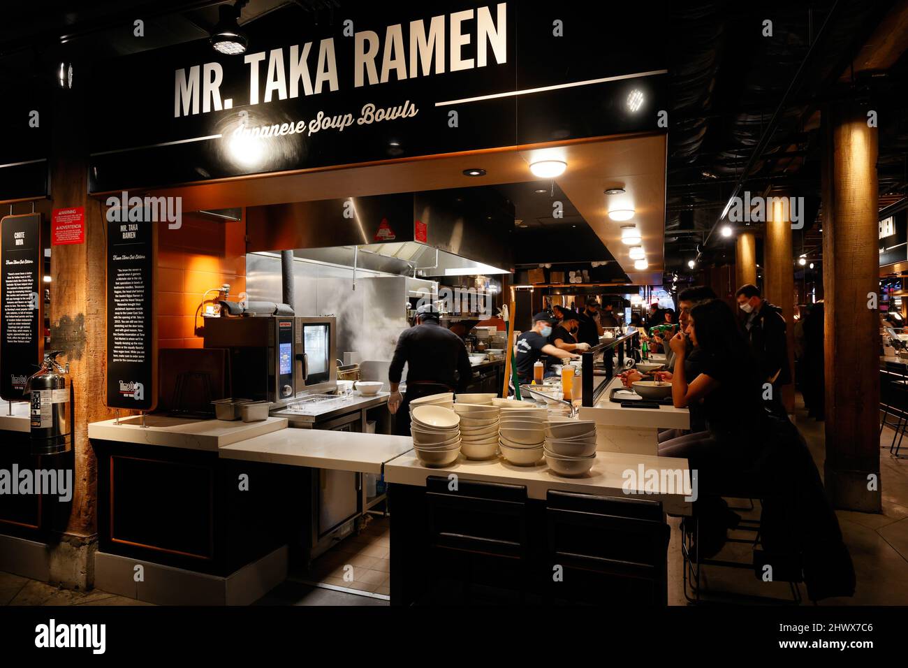 Menschen essen im Mr. Taka Ramen auf dem Time Out Market New York, 55 Water St, Brooklyn, NY. Stockfoto