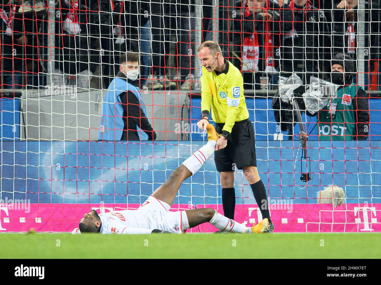 Schiedsrichter Marco FRITZ unterstützt Anthony MODESTE (K) am 6.. März 2022 in Köln mit einem Cramp, Fairplay, Fußball 1. Bundesliga, 25. Spieltag, FC Köln (K) - TSG 1899 Hoffenheim (1899). #Die DFL-Vorschriften verbieten die Verwendung von Fotos als Bildsequenzen und/oder quasi-Video # Â Stockfoto