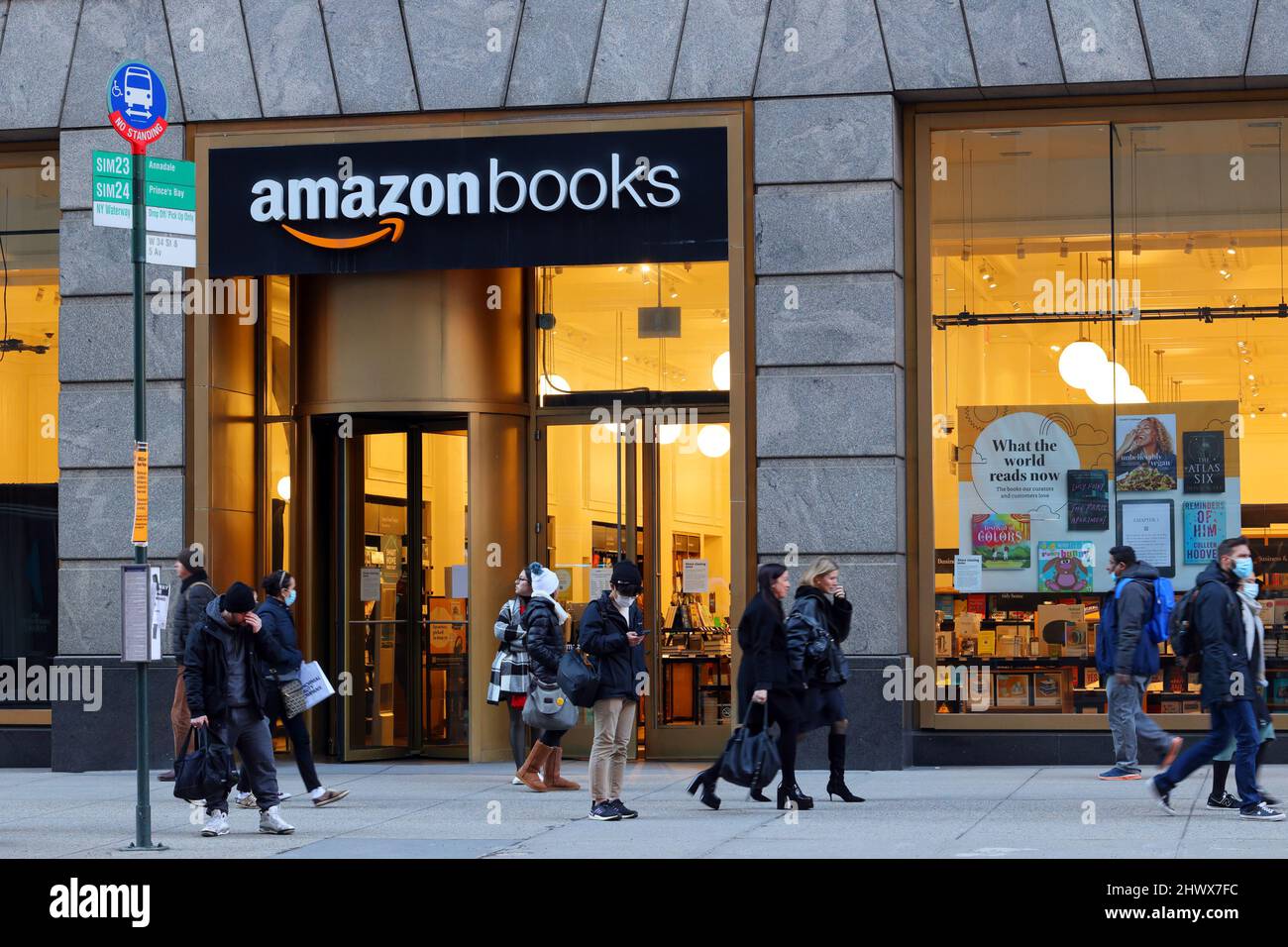 [Historisches Schaufenster] Amazon Books, 7 W 34. St, New York, NYC Schaufenster Foto eines Buchladens in Midtown Manhattan. 3. März 2022 Stockfoto