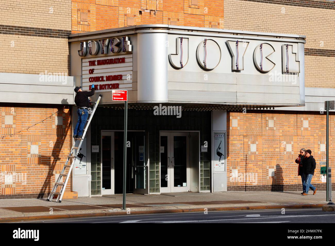 Eine Person ändert die Buchstaben auf dem Festzelt des Joyce Theatre, 175 8. Ave, New York, NY. Stockfoto