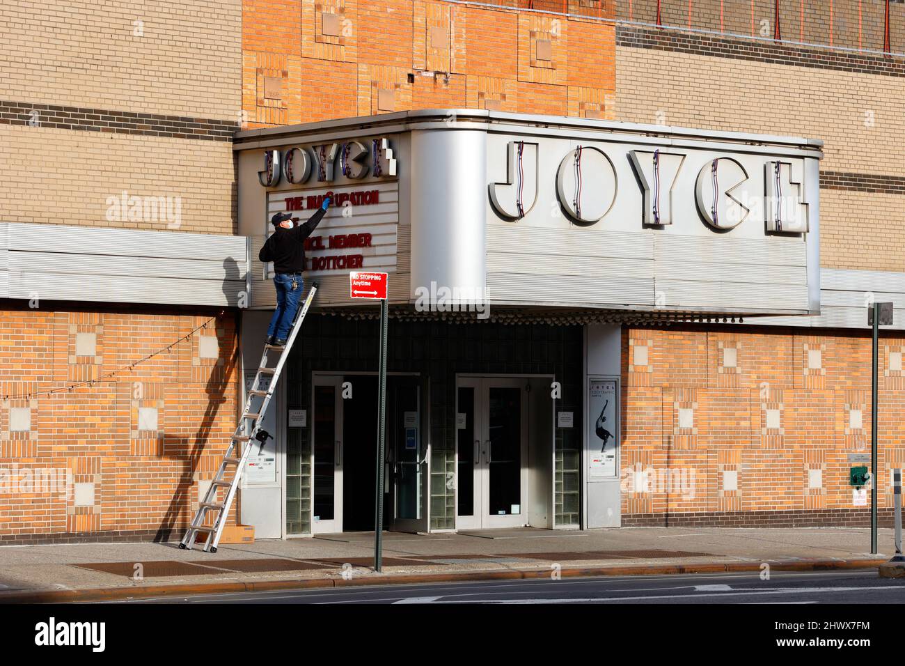 Eine Person ändert die Buchstaben auf dem Festzelt des Joyce Theatre, 175 8. Ave, New York, NY. Stockfoto