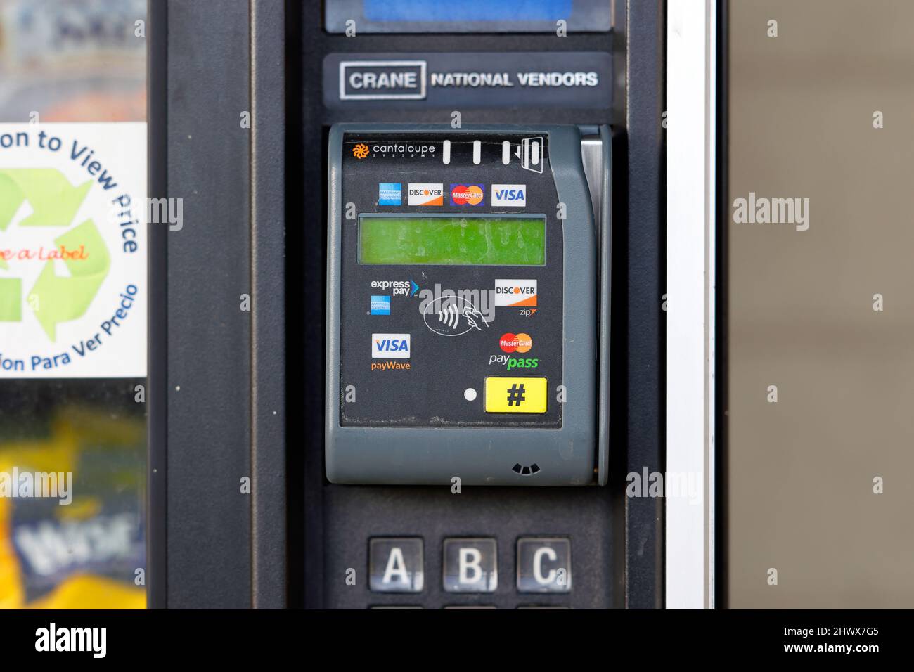 Bargeldlose, kontaktlose Option zur Bezahlung per Kreditkarte an einem Automaten Stockfoto