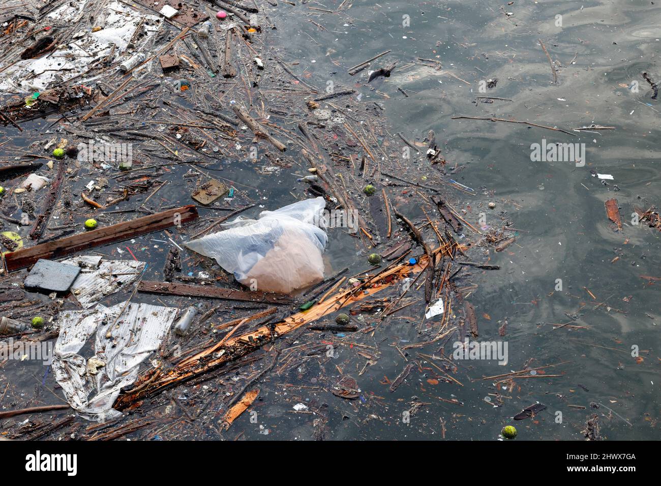 Müll, Müll und Schutt, die auf einem Wasserweg schwimmen, Umweltverschmutzungskonzept. Stockfoto