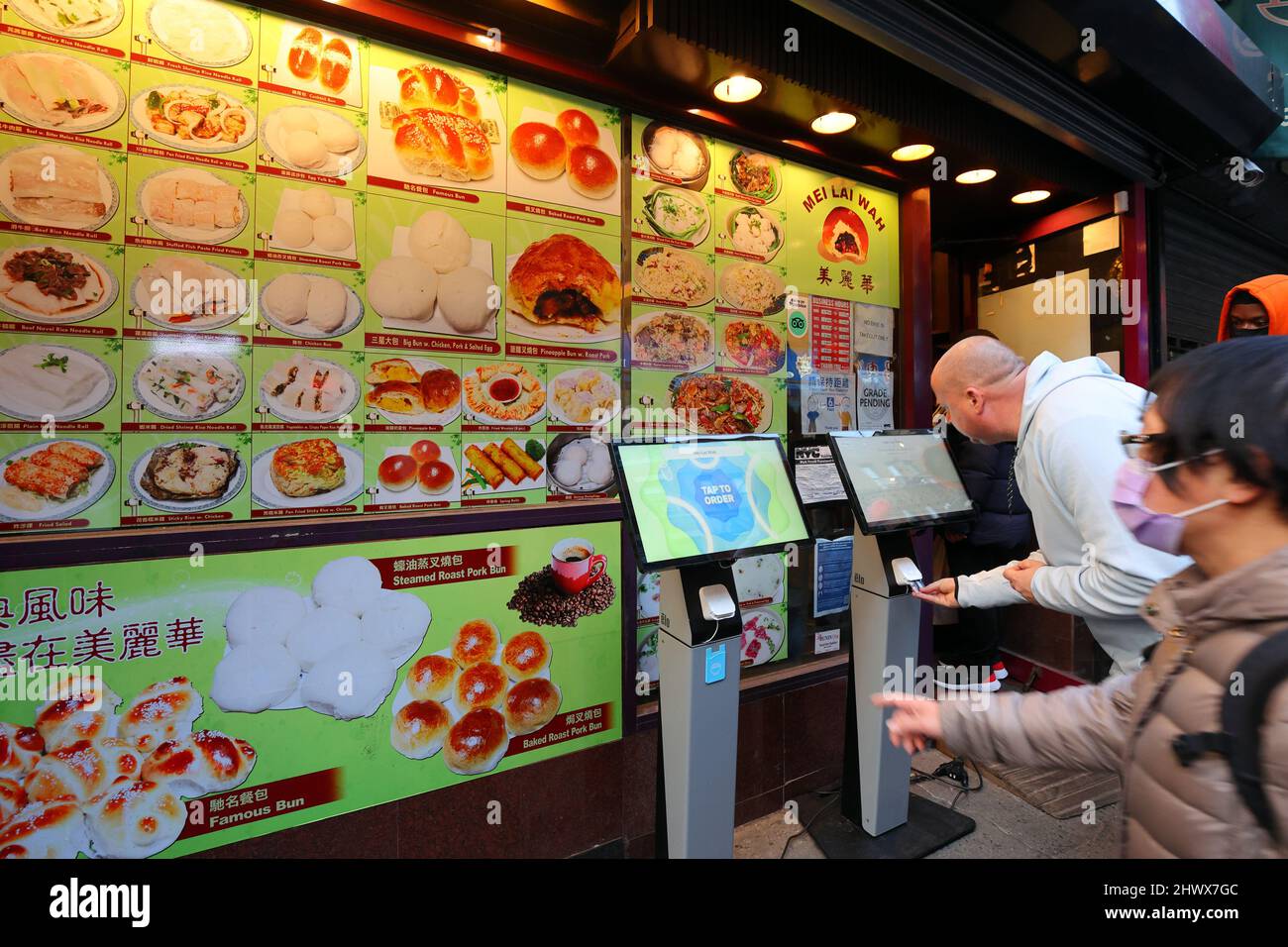 Personen, die die Selbstbedienungs-, Touchscreen- und digitalen Snackpasskiosks in der Mei Lai Wah Bakery in New York Chinatown nutzen, 6. März 2022. Stockfoto