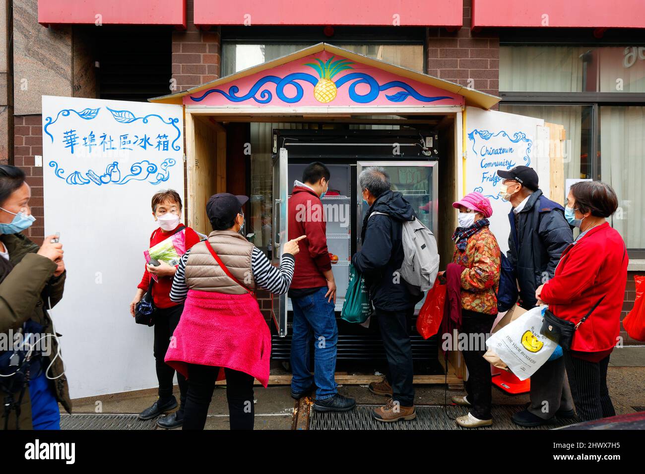 6.. März 2022, New York, NY. Menschen Schlange vor der Chinatown Community Kühlschrank Lebensmittel-Bank außerhalb Chung Pak niedrigen Einkommen Senioren ... Stockfoto