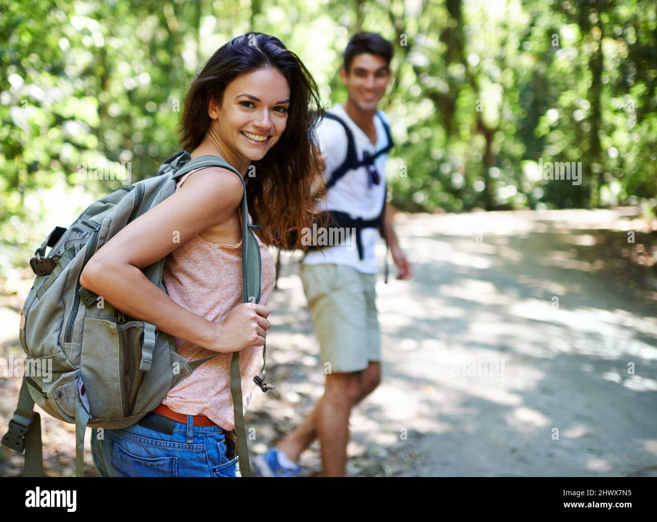 Es ist Zeit für ein Abenteuer. Aufnahme eines jungen Paares, das durch den Wald wandert. Stockfoto