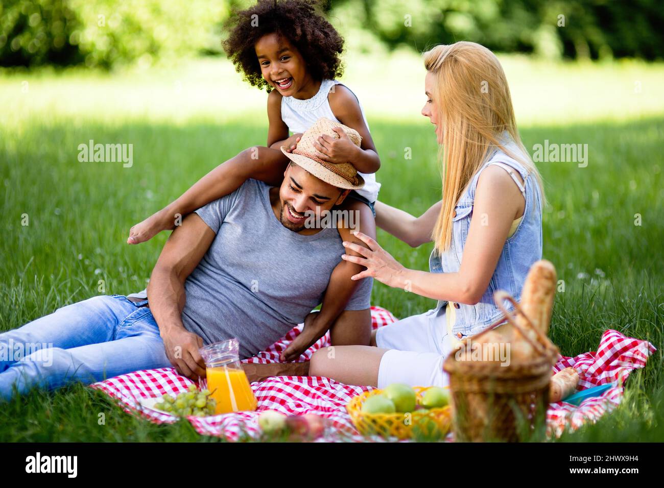 Glückliche multiethnische Familie genießt Picknick in der Natur Stockfoto