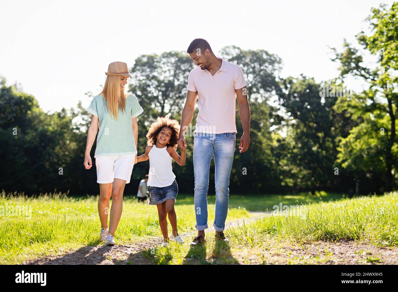 Glückliche multiethnische Familie, die gemeinsam Spaß im Freien hat. Menschen lieben Glück Konzept Stockfoto