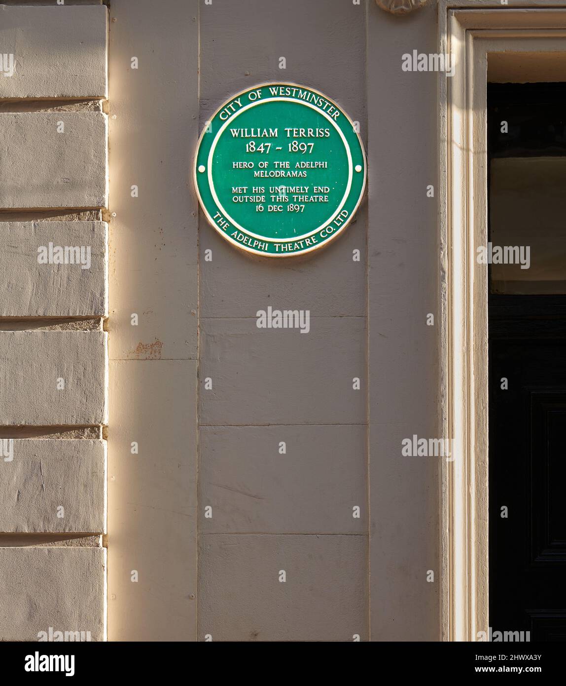 Tribut an den ermordeten Schauspieler William Terriss (1847-97), vor der Bühnentür des Adelphi-Theaters, Westminster, London, England. Stockfoto