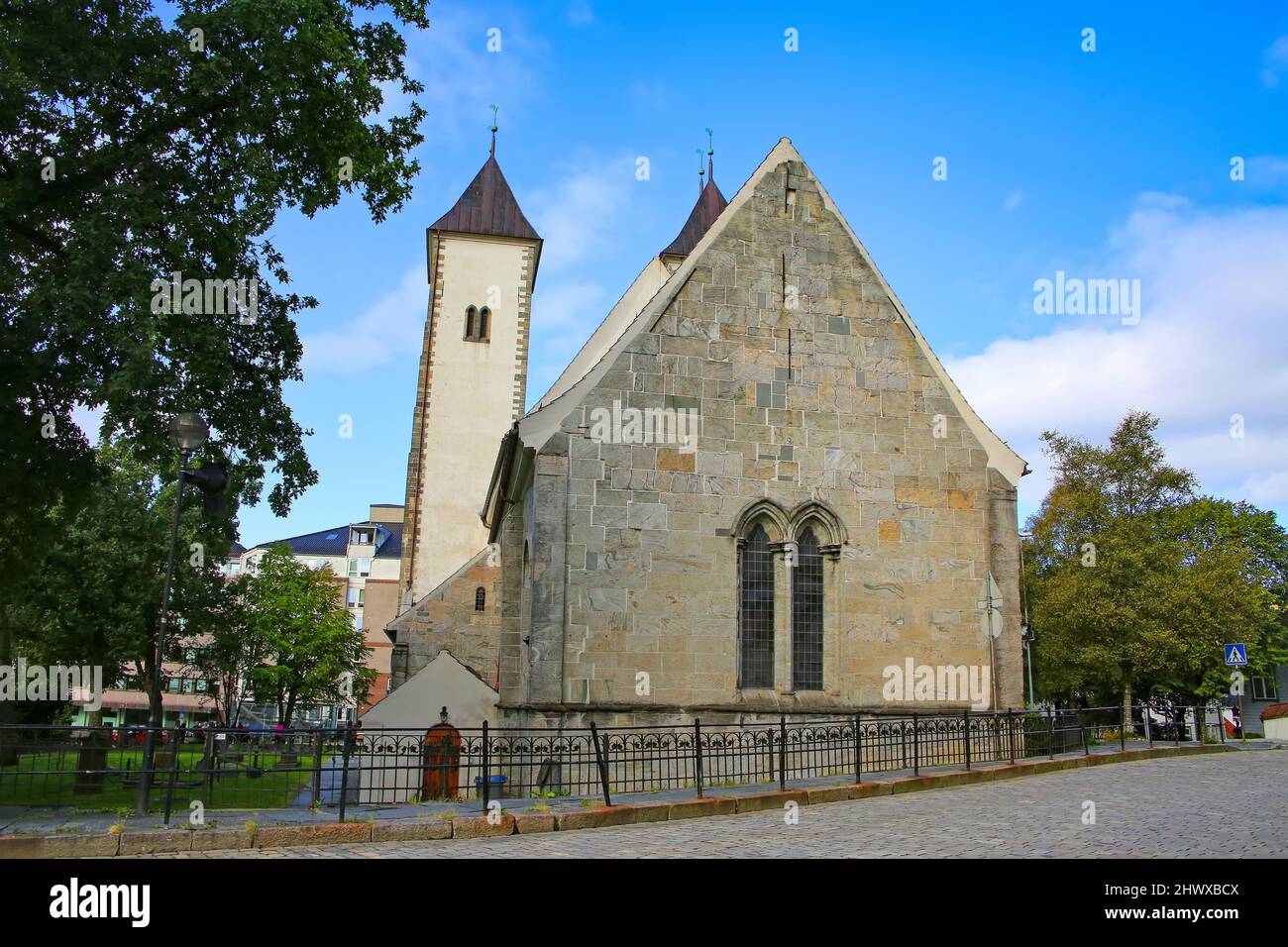 Der Bau der Marienkirche (Mariakirken) wurde um 1180 abgeschlossen und ist damit das älteste erhaltene Gebäude in Bergen, Norwegen. Stockfoto Der Bau der Marienkirche (Mariakirken) wurde um 1180 abgeschlossen und ist damit das älteste erhaltene Gebäude in Bergen, Norwegen. Stockfoto