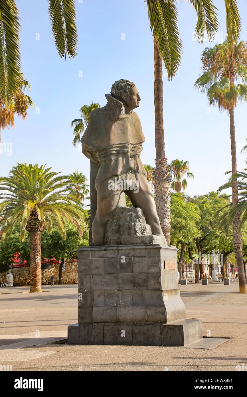 Denkmal für Joan Salvat-Papasseit, Bronzestatue auf dem Kai Moll de la Fusta im historischen Hafen von Barcelona, El Port Vell, Barcelona, Spanien. Stockfoto