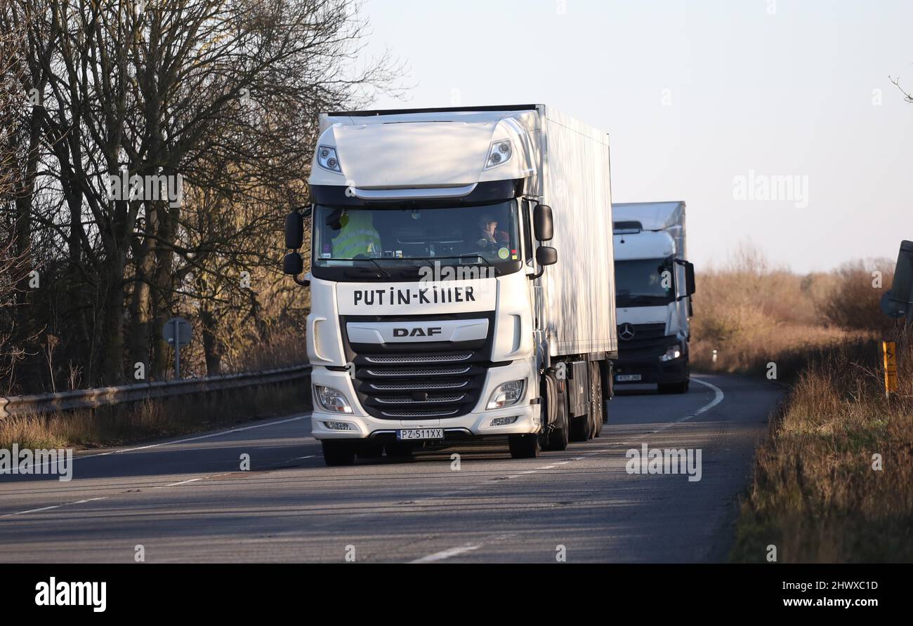 Stamford, Großbritannien. 07. März 2022. Ein LKW mit PUTIN-KILLER auf der Vorderseite des Fahrerhauses, gesehen auf der A1 in der Nähe von Stamford, Lincs. Kredit: Paul Marriott/Alamy Live Nachrichten Stockfoto