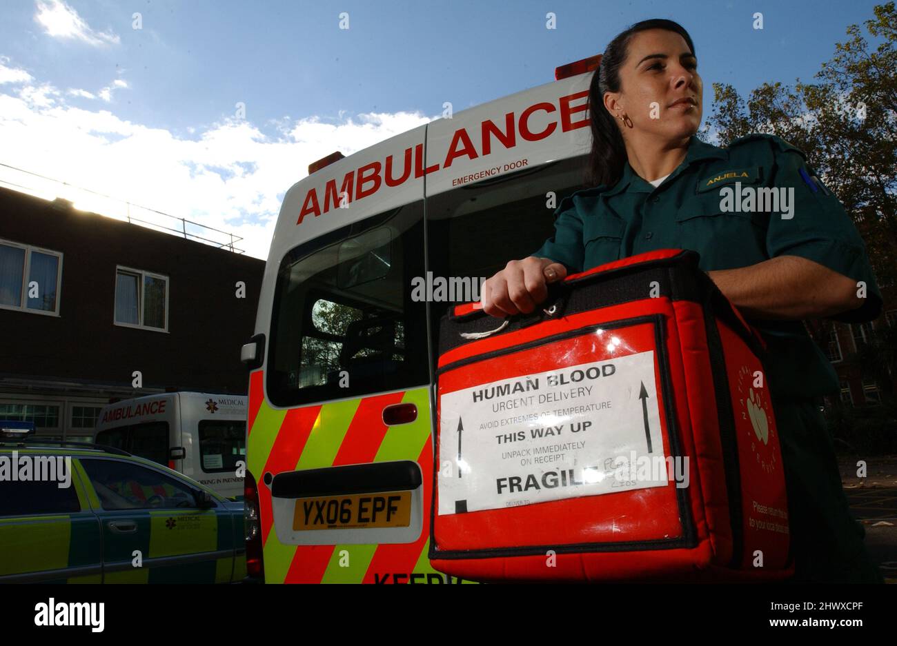 Notfallmediziner, der menschliches Blut in einer Kühlbox transportiert. (MODELL FREIGEGEBEN) Stockfoto