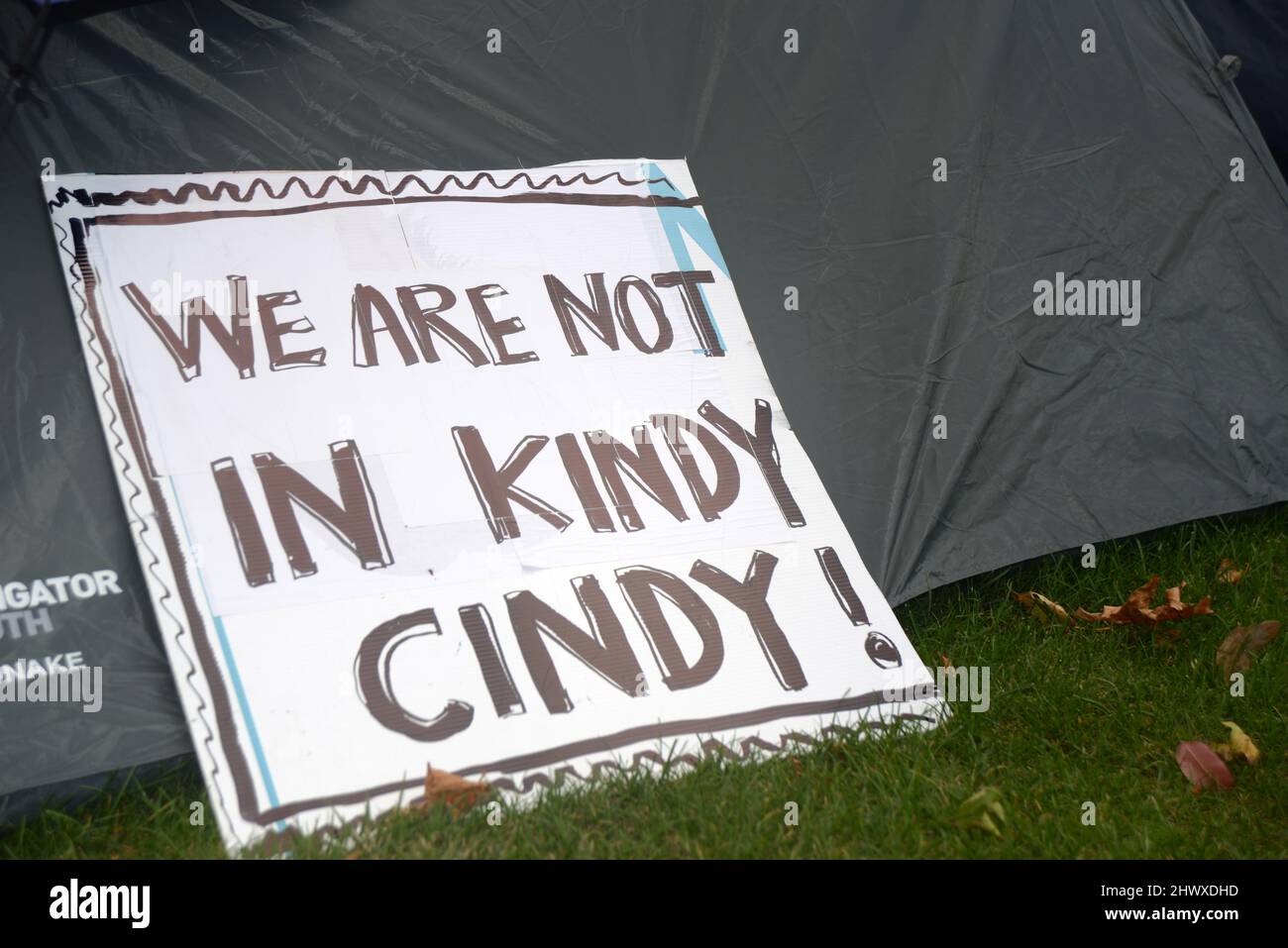 Christchurch, Neuseeland, 22. Februar 2021: Schilder am Cranmer Square Mandatsdemonstration in Christchurch. Aktivisten schlugen Zelte auf und besetzten den Platz friedlich vom 14.2.22. Bis zum 10,3.22. Stockfoto
