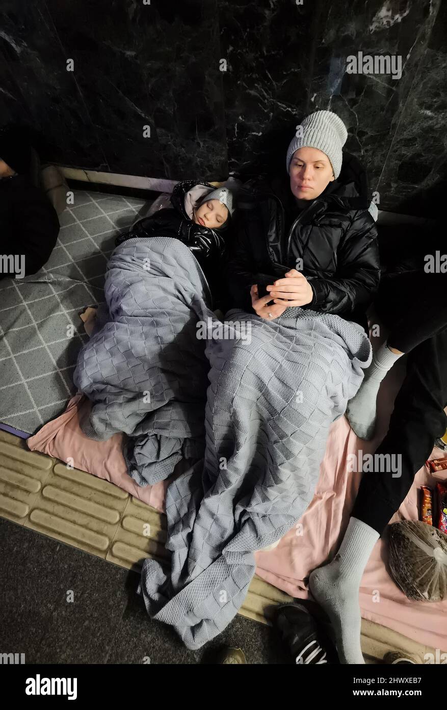 Kiew, Ukraine - 25. Februar 2022: Krieg Russlands gegen die Ukraine. Die U-Bahn-Station dient als Unterschlupf für Tausende von Menschen während einer Rakete und Bombe Stockfoto
