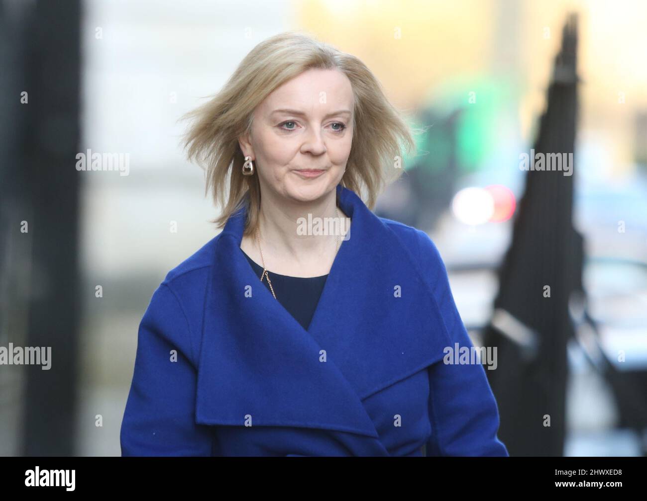 Lizz Truss, Ministerin für auswärtige Angelegenheiten, Commonwealth- und Entwicklungsfragen und Ministerin für Frauen und Qualitäten, kommt in der Downing Street in London an. Bilddatum: Dienstag, 8. März 2022. Stockfoto