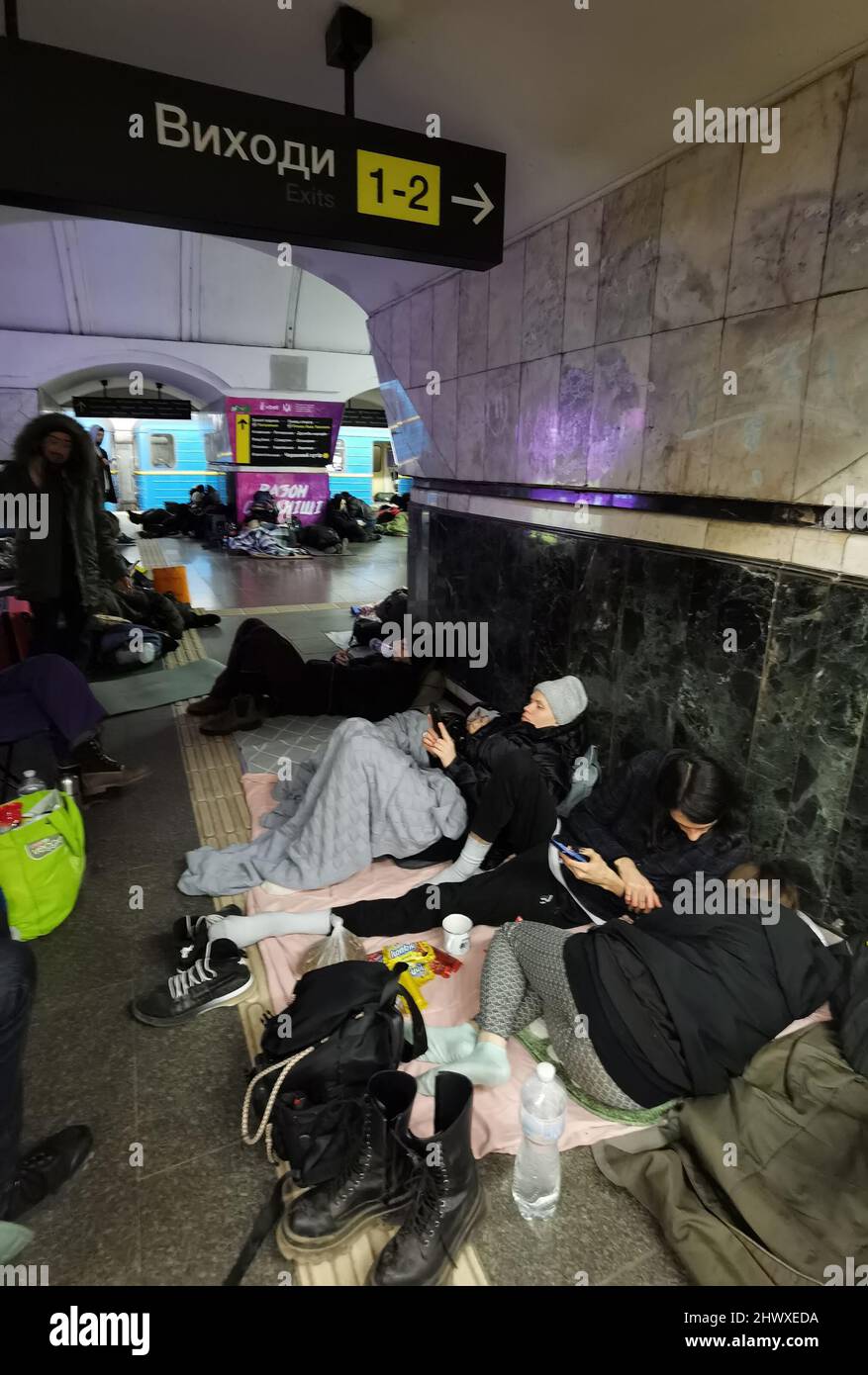 Kiew, Ukraine - 25. Februar 2022: Krieg Russlands gegen die Ukraine. Die U-Bahn-Station dient als Unterschlupf für Tausende von Menschen während einer Rakete und Bombe Stockfoto