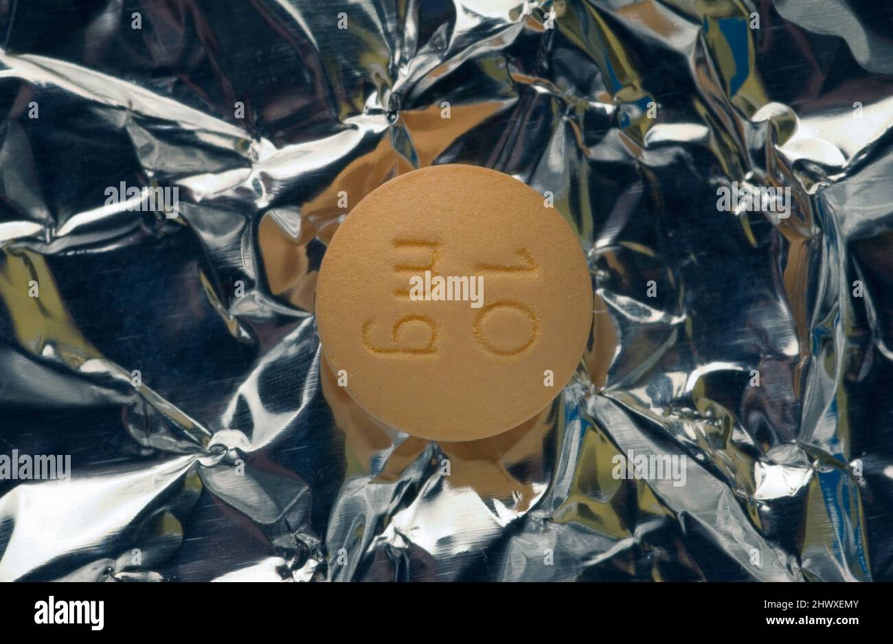 10 mg Morphin-Sulfat-Tablette. Morphin Sulfat wird als Schmerzmittel (Schmerzmittel) bei starken Schmerzen verwendet. Es ist ein Opiod oder narkotisches Analgetikum, das imitiert Stockfoto