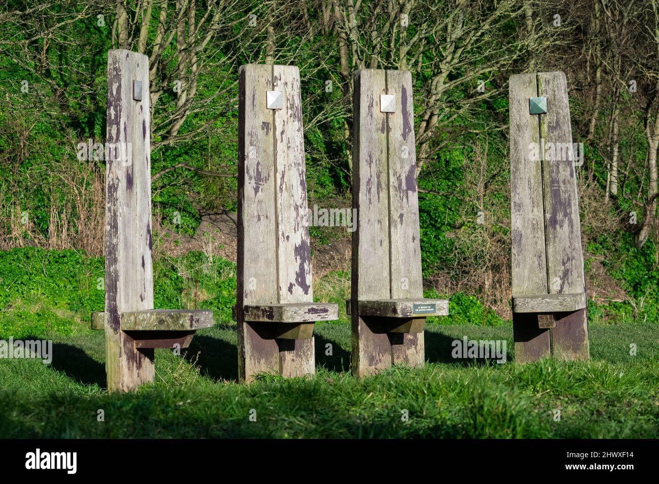 Vier Holzsitze in der Nähe von Scarborough Castle, England Stockfoto