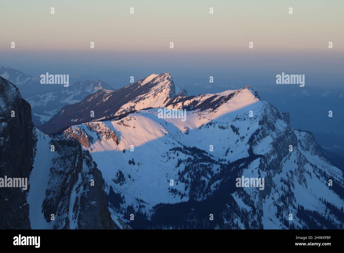 Gebirgszüge vom Pilatus-Berg aus gesehen, Luzern. Stockfoto