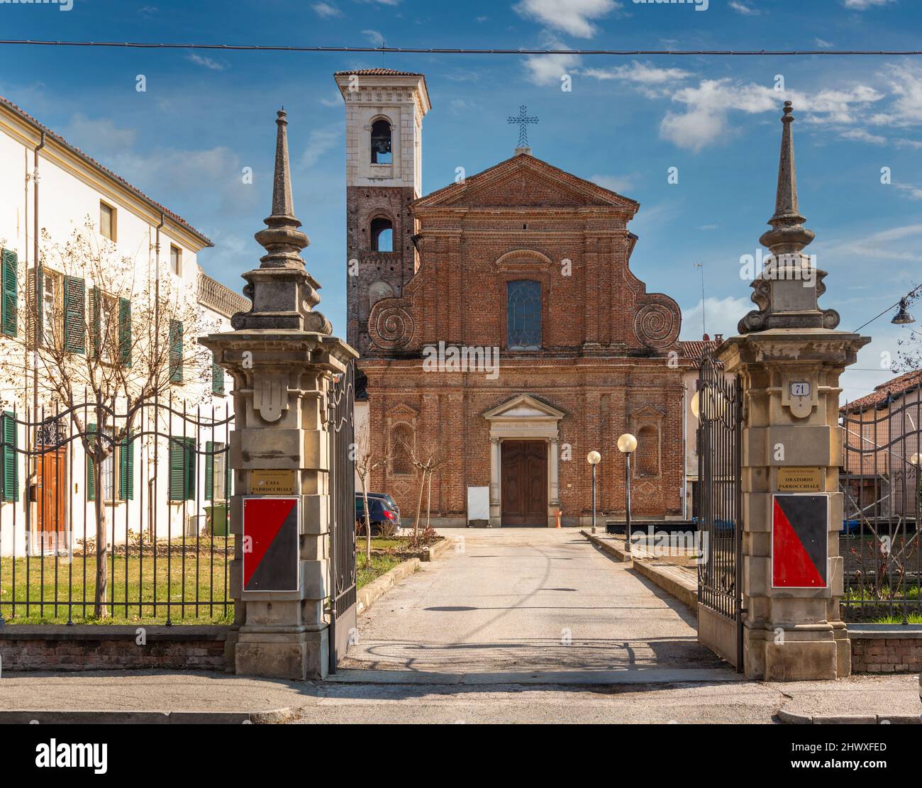 Fossano, Cuneo, Italien - 07. März 2022: Die alte Kirche San Giovanni in der Via Garibaldi, heute Mehrzweckzentrum im Viertel Borgo Vecchio Stockfoto