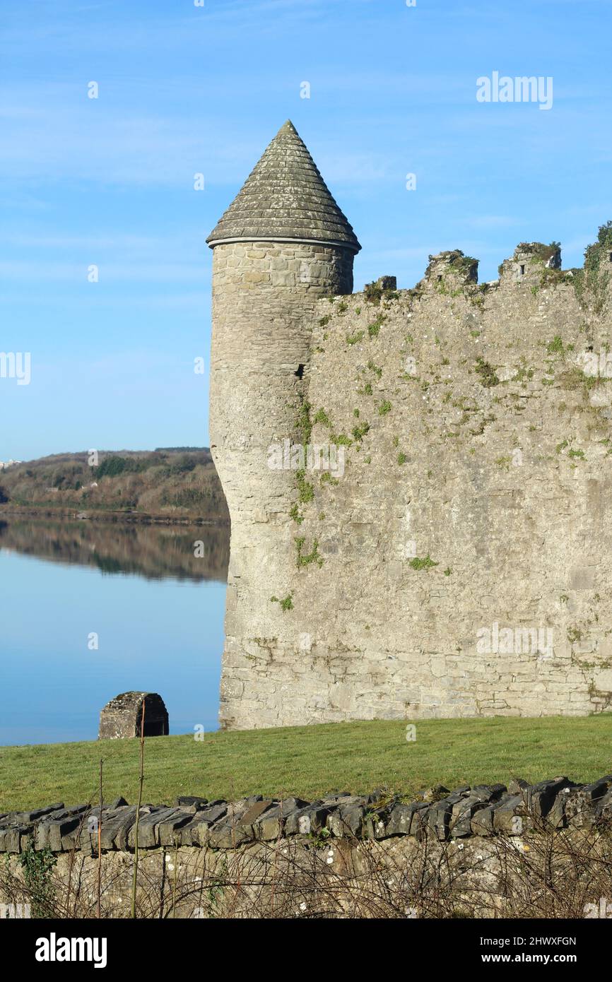 Turm und Außenwand von Parke's Castle, einem Schloss aus dem 17.. Jahrhundert am Ufer des Lough Gill, County Leitrim, Irland Stockfoto