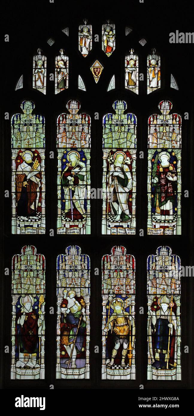 Ein Buntglasfenster beim Kempe Studio. Darstellung von Heiligen und Bischöfen, St. Bartholomew's Church, Much Marcle, Herefordshire Stockfoto