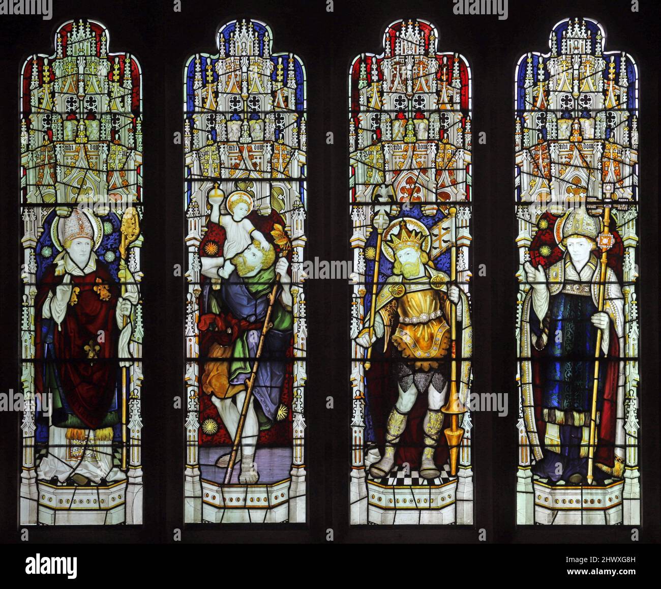 Ein Buntglasfenster beim Kempe Studio. Darstellung von Heiligen und Bischöfen, St. Bartholomew's Church, Much Marcle, Herefordshire Stockfoto