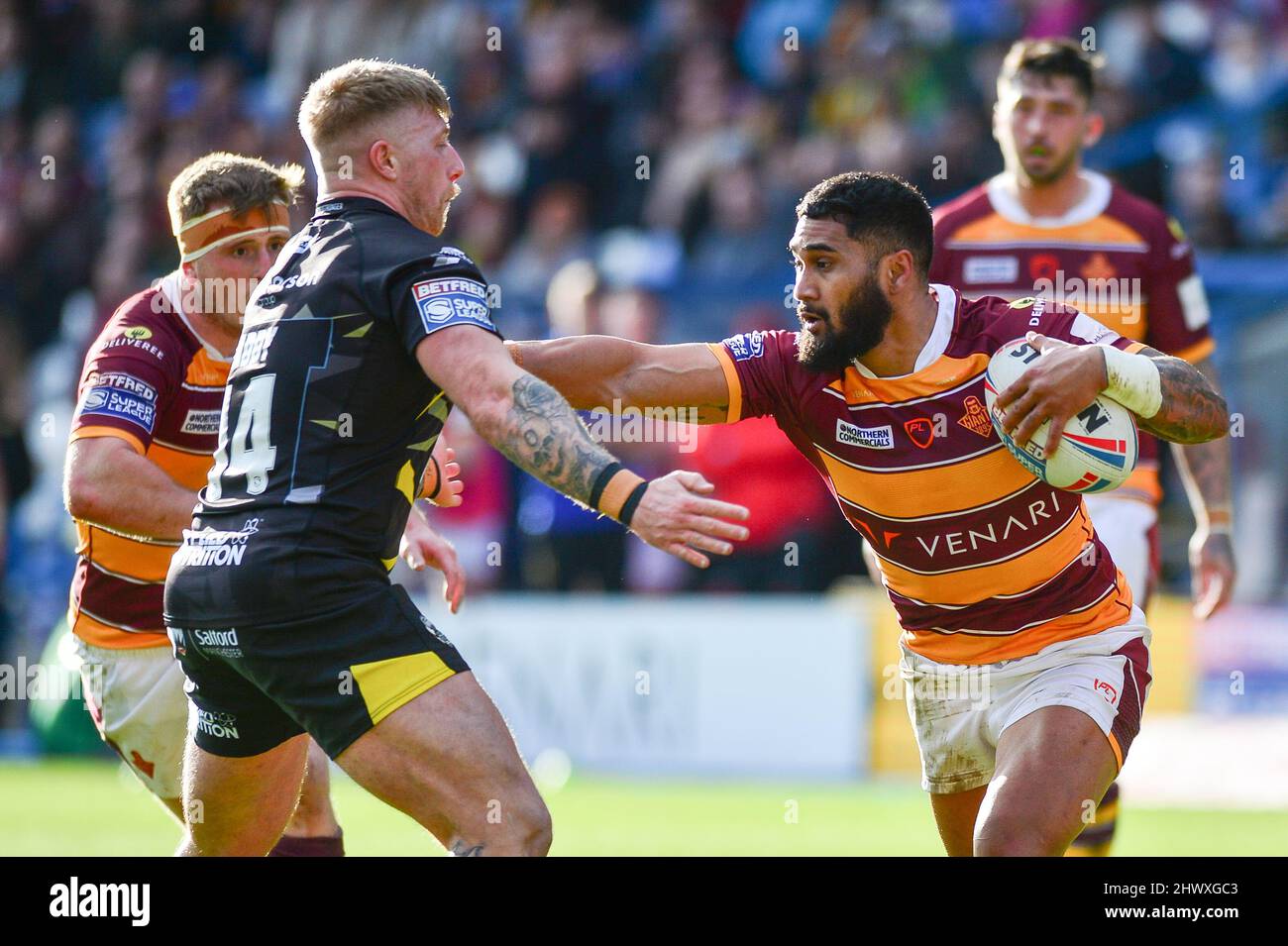 Huddersfield, England - 6.. März 2022 - Ricky Leutele (4) von Huddersfield Giants stellt Danny Addy (14) von Salford Red Devils während der Rugby League Betfred Super League Runde 4 Huddersfield Giants gegen Salford Red Devils im John Smith's Stadium, Huddersfield, UK Dean Williams, unter Stockfoto