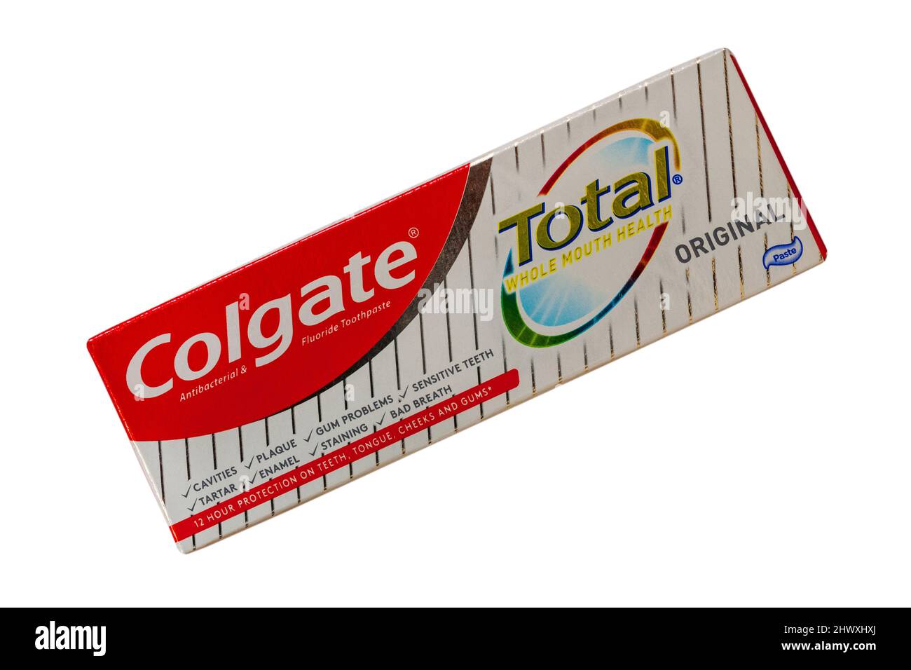 Box von Colgate Total Ganzmund Gesundheit original antibakterielle & fluoridhaltige Zahnpasta auf weißem Hintergrund isoliert Stockfoto