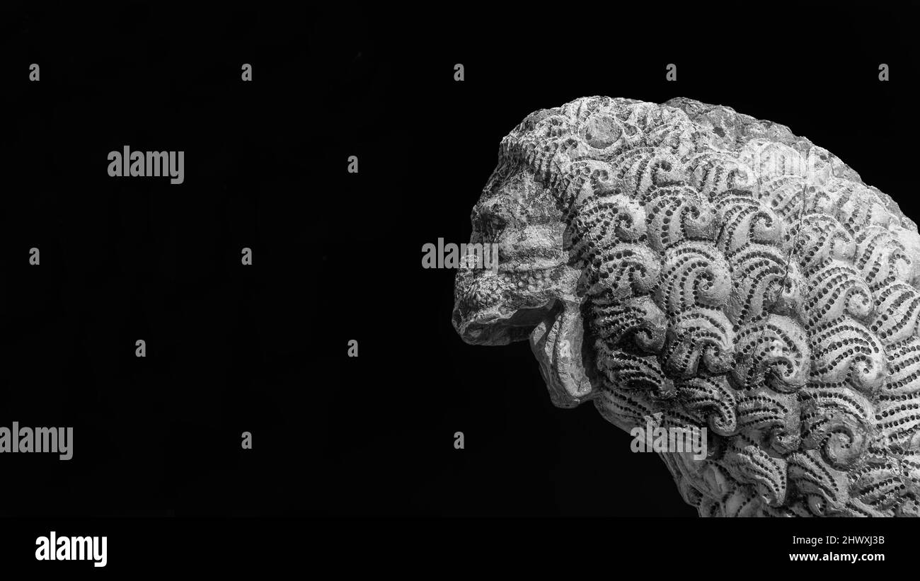 Mittelalterliche Ferocius-Löwenstatue, im öffentlichen Park der alten Mauern von Lucca (Schwarz-Weiß mit Kopierraum) Stockfoto