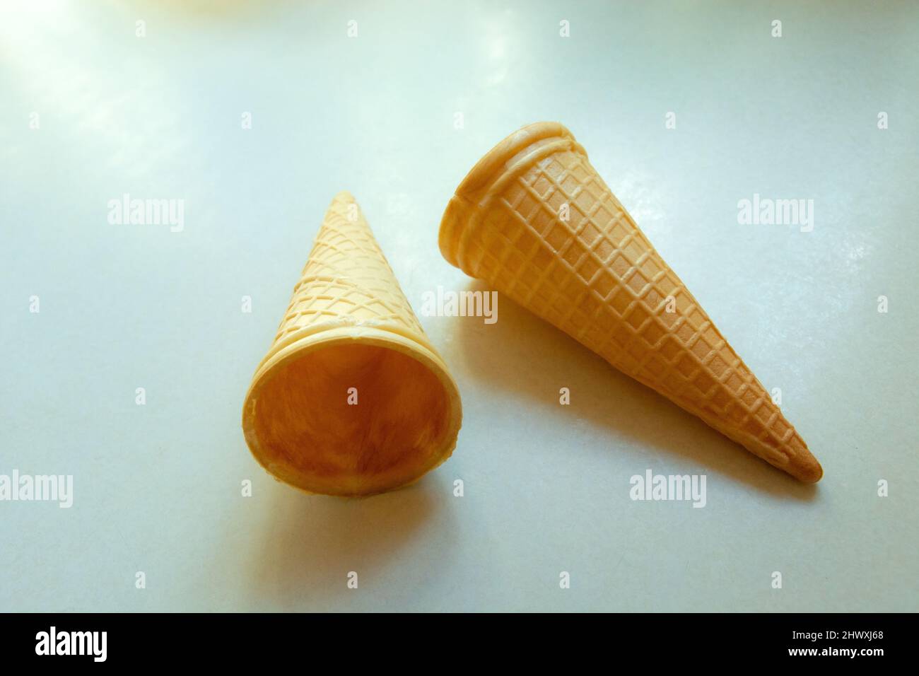 Leere Waffeln für Eis auf einer weißen Arbeitsplatte Stockfoto