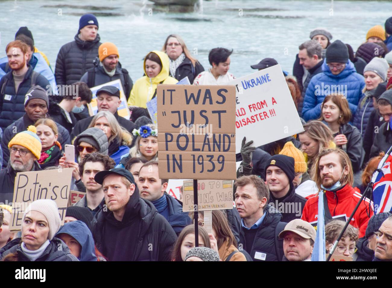 London, Großbritannien. 5.. März 2022. Tausende von Menschen versammelten sich am elften Tag der Proteste auf dem Trafalgar Square, während der russische Angriff auf die Ukraine fortgesetzt wird. Stockfoto