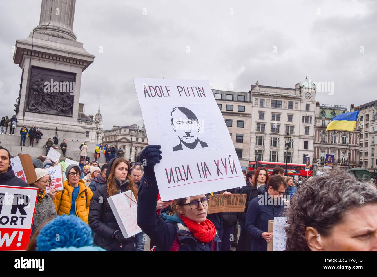 London, Großbritannien. 5.. März 2022. Ein Protestler hält ein Plakat, das Wladimir Putin mit Adolf Hitler vergleicht. Tausende von Menschen versammelten sich am elften Tag der Proteste auf dem Trafalgar Square, während der russische Angriff auf die Ukraine fortgesetzt wird. Stockfoto