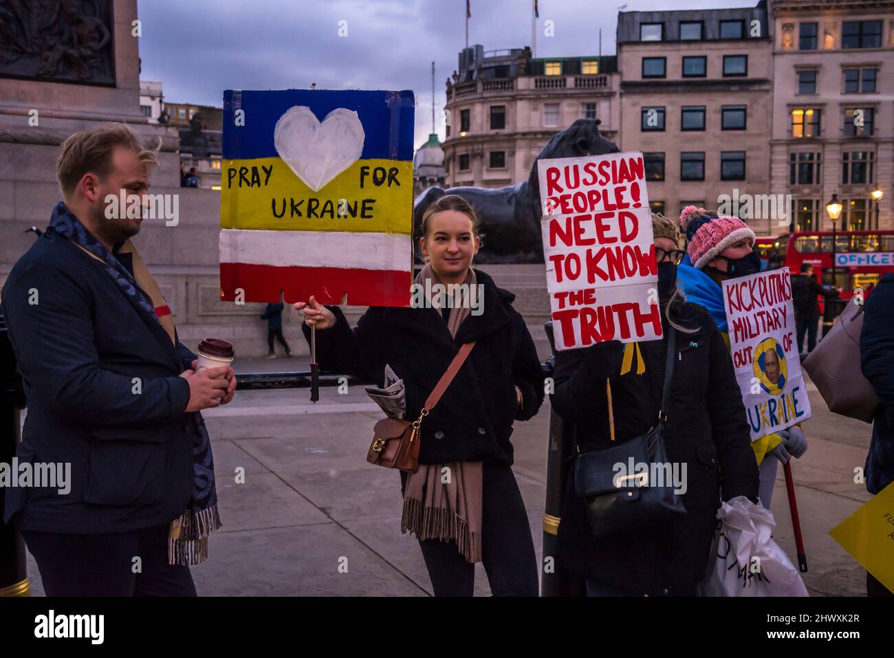 Frau mit Plakat „Russische Menschen müssen die Wahrheit wissen“, Trafalgar Square, London, Großbritannien 6.. März 2022 Stockfoto