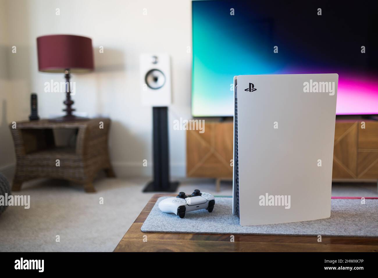 PlayStation 5 Videospielkonsole und PS5-Controller per Wohnzimmer tv Stockfoto