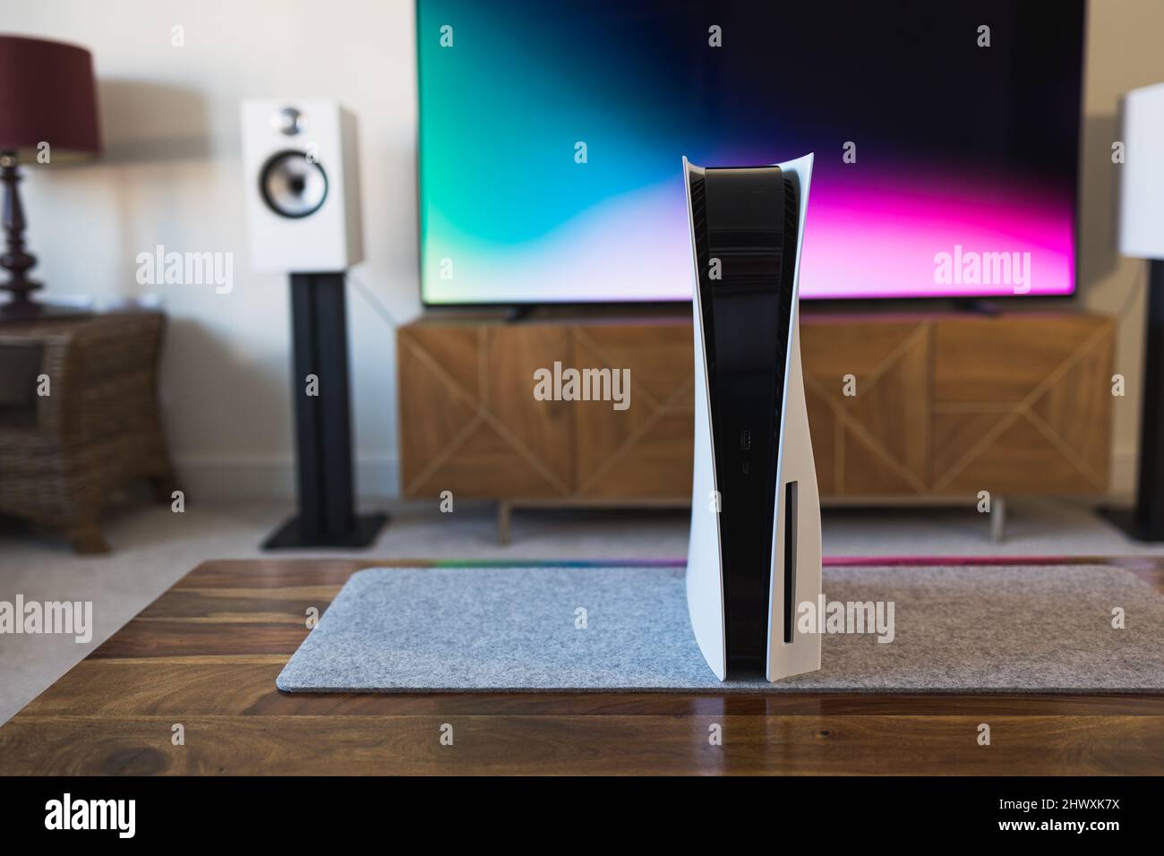 PlayStation 5 Videospielkonsole und PS5-Controller per Wohnzimmer tv Stockfoto