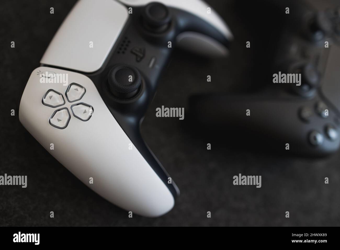 LONDON - 14. FEBRUAR 2022: PlayStation 5-Videospiele PS5-Controller auf dunklem Hintergrund Stockfoto