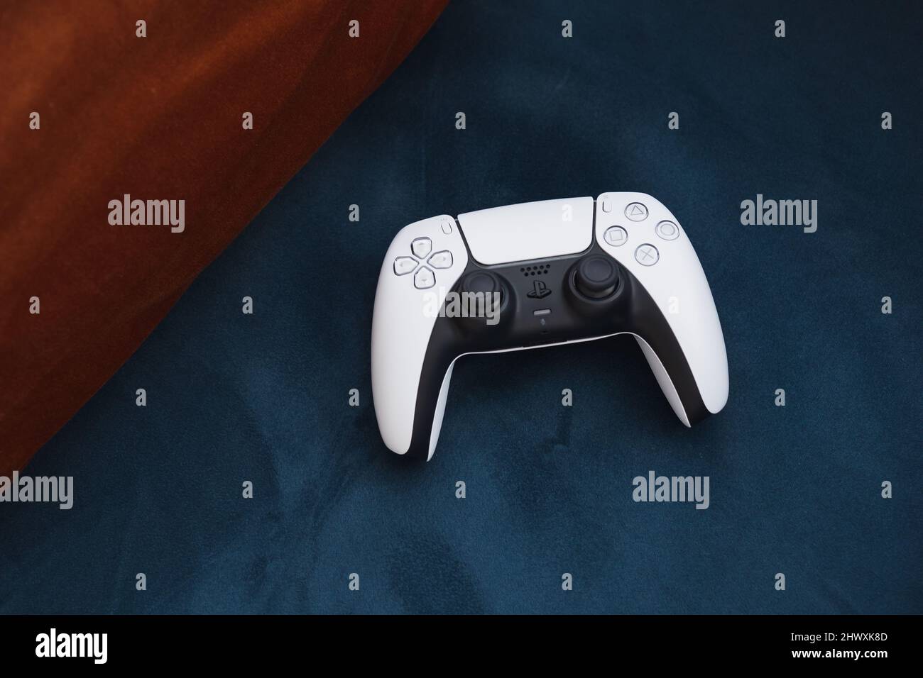 LONDON - 7. MÄRZ 2022: PlayStation 5-Videospiele PS5-Controller auf dunklem Hintergrund Stockfoto