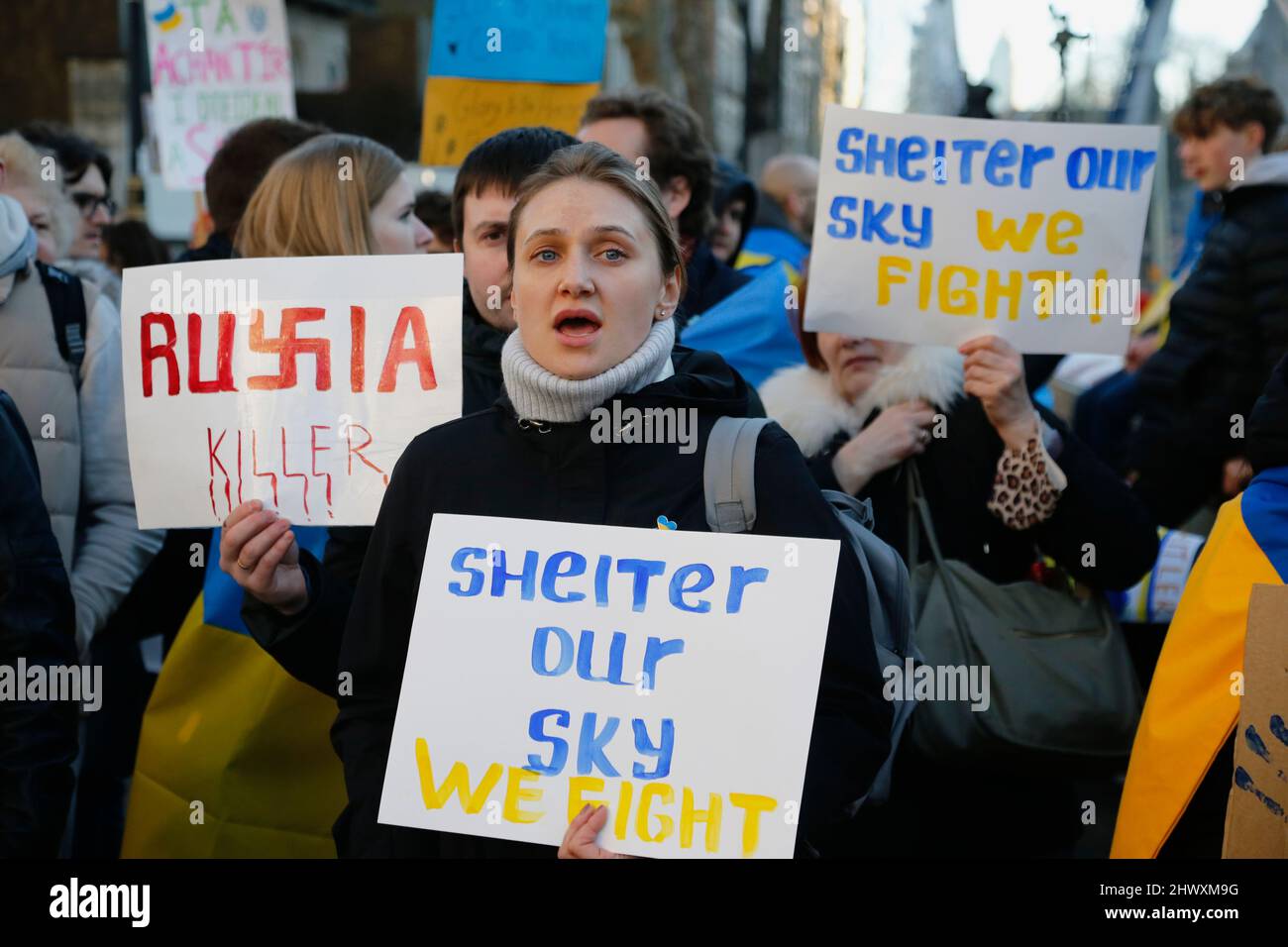 England, London, Menschen, die gegen die russische Invasion in der Ukraine protestieren. Stockfoto