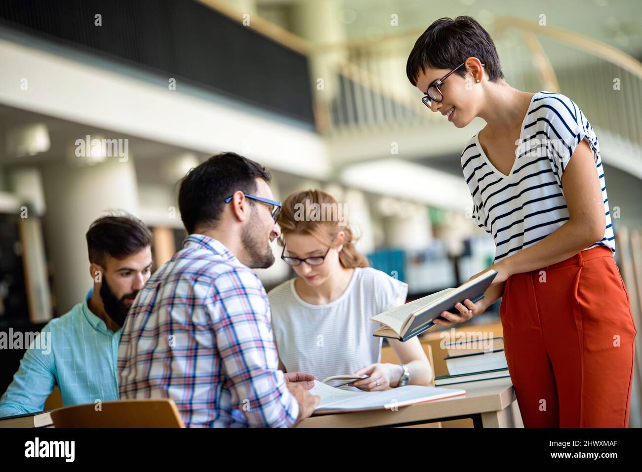 Studenten studieren in der Bibliothek. Junge Erfolge Menschen verbringen Zeit miteinander und lernen gemeinsam. Stockfoto