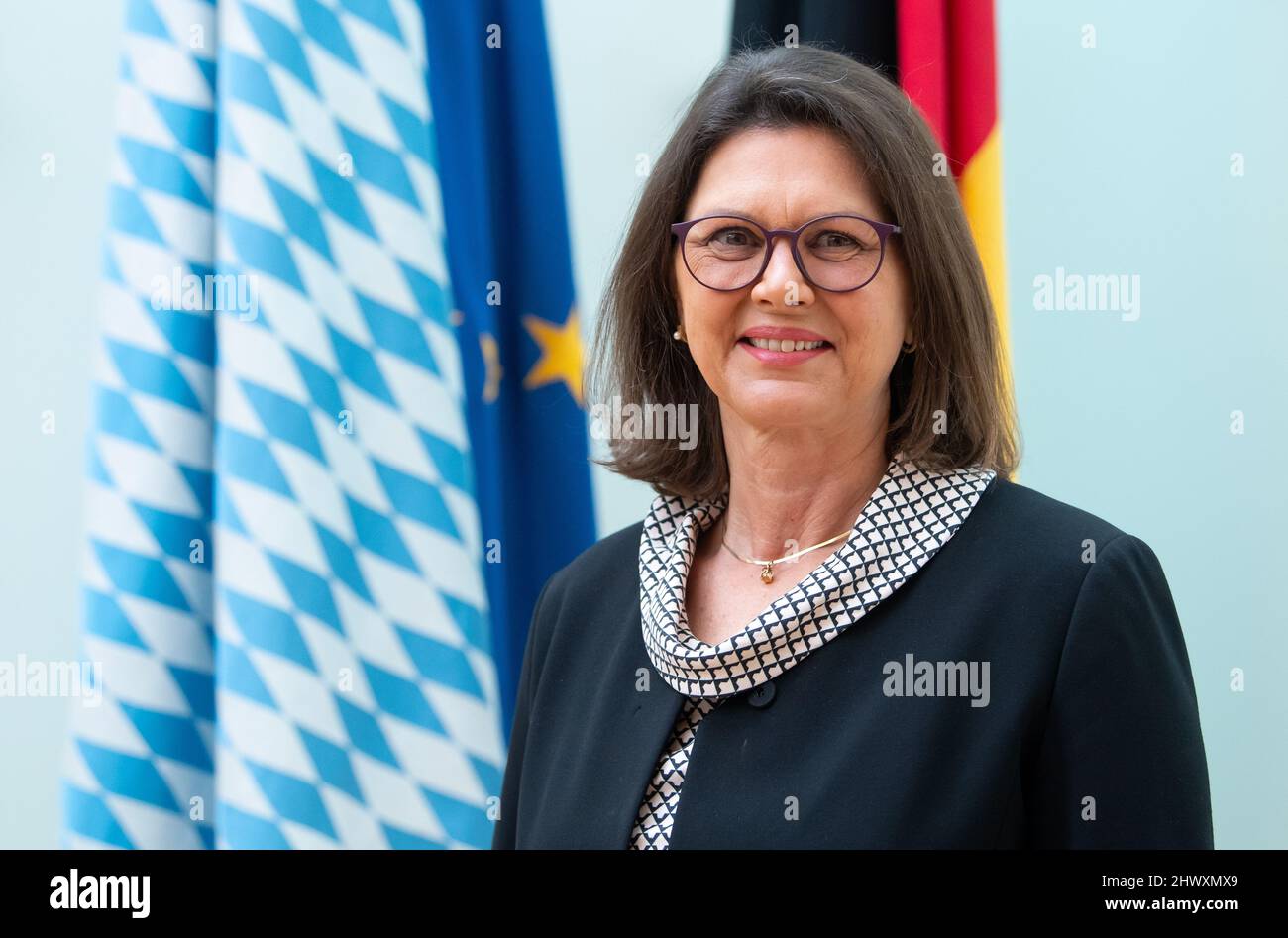 München, Deutschland. 08. März 2022. Ilse Aigner (CSU), Präsidentin des  Bayerischen Landtags, steht bei einer Fotosession im Plenarsaal des  Landtags vor den Flaggen Europas, Deutschlands und Bayerns. Quelle: Sven  Hoppe/dpa/Alamy Live News