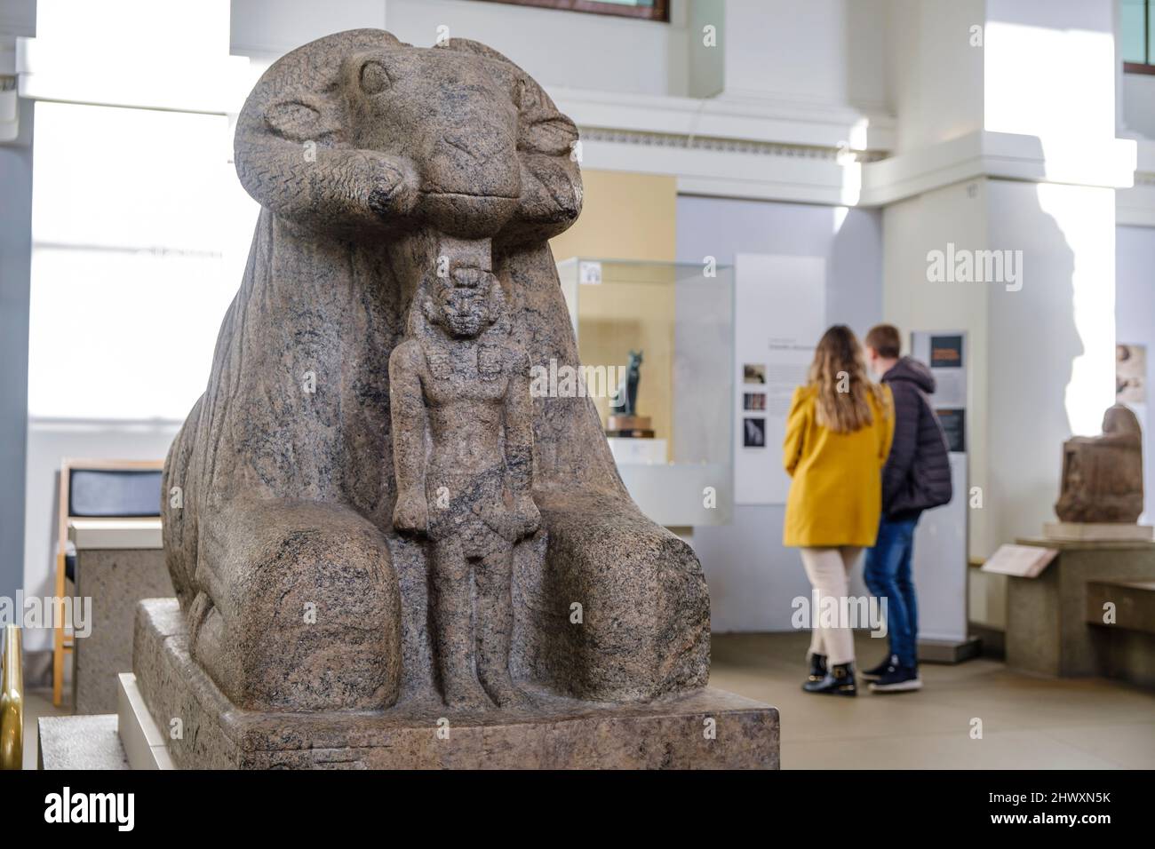 RAM sphinx von König Taharqo, Paar, das das Museum besucht, britisches Museum, London, England, Großbritannien Stockfoto
