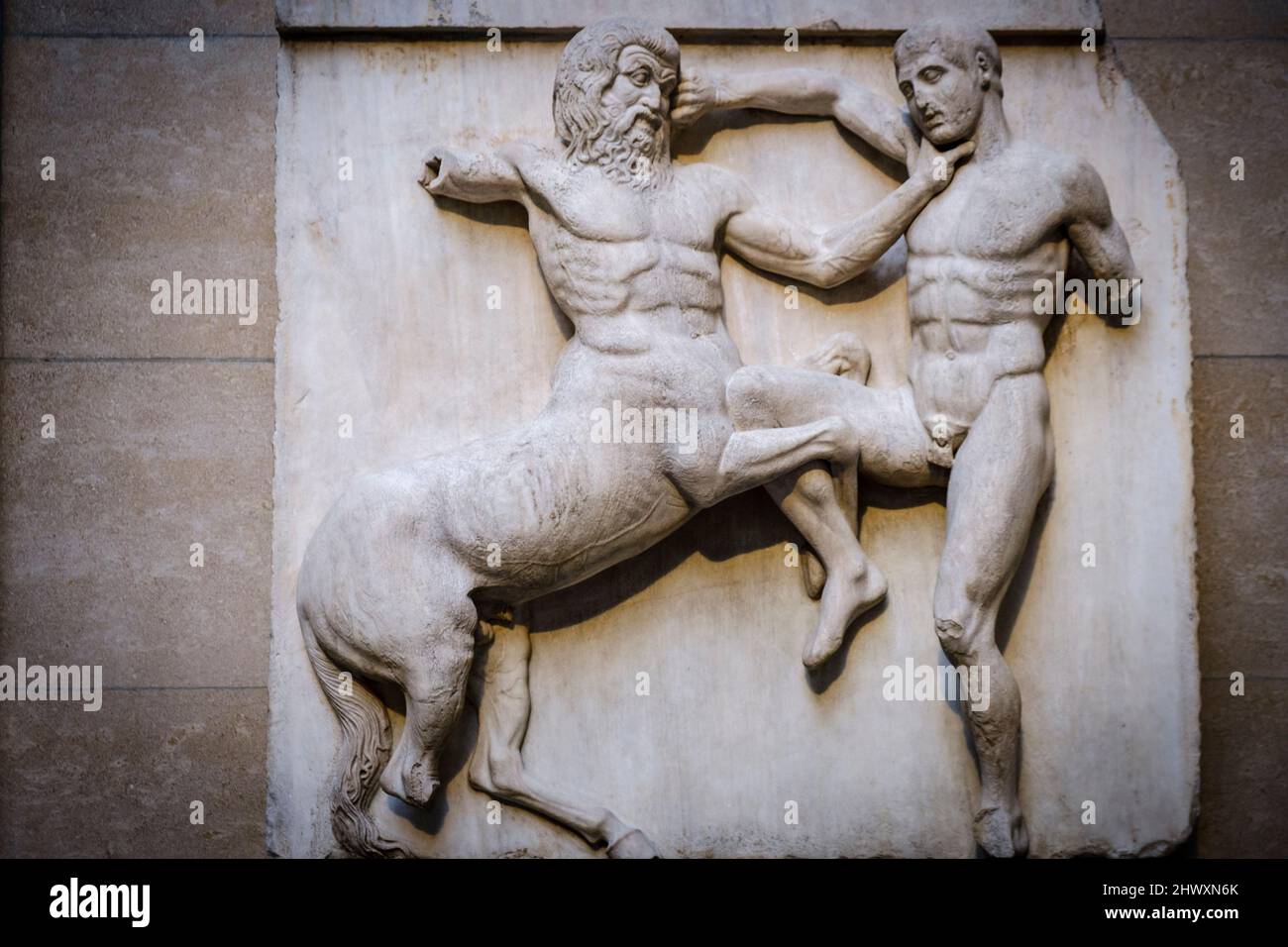 Centaur und Lapith schlagen wie Ringer, parthenon-Fries, Britisches Museum, London, England, Großbritannien Stockfoto