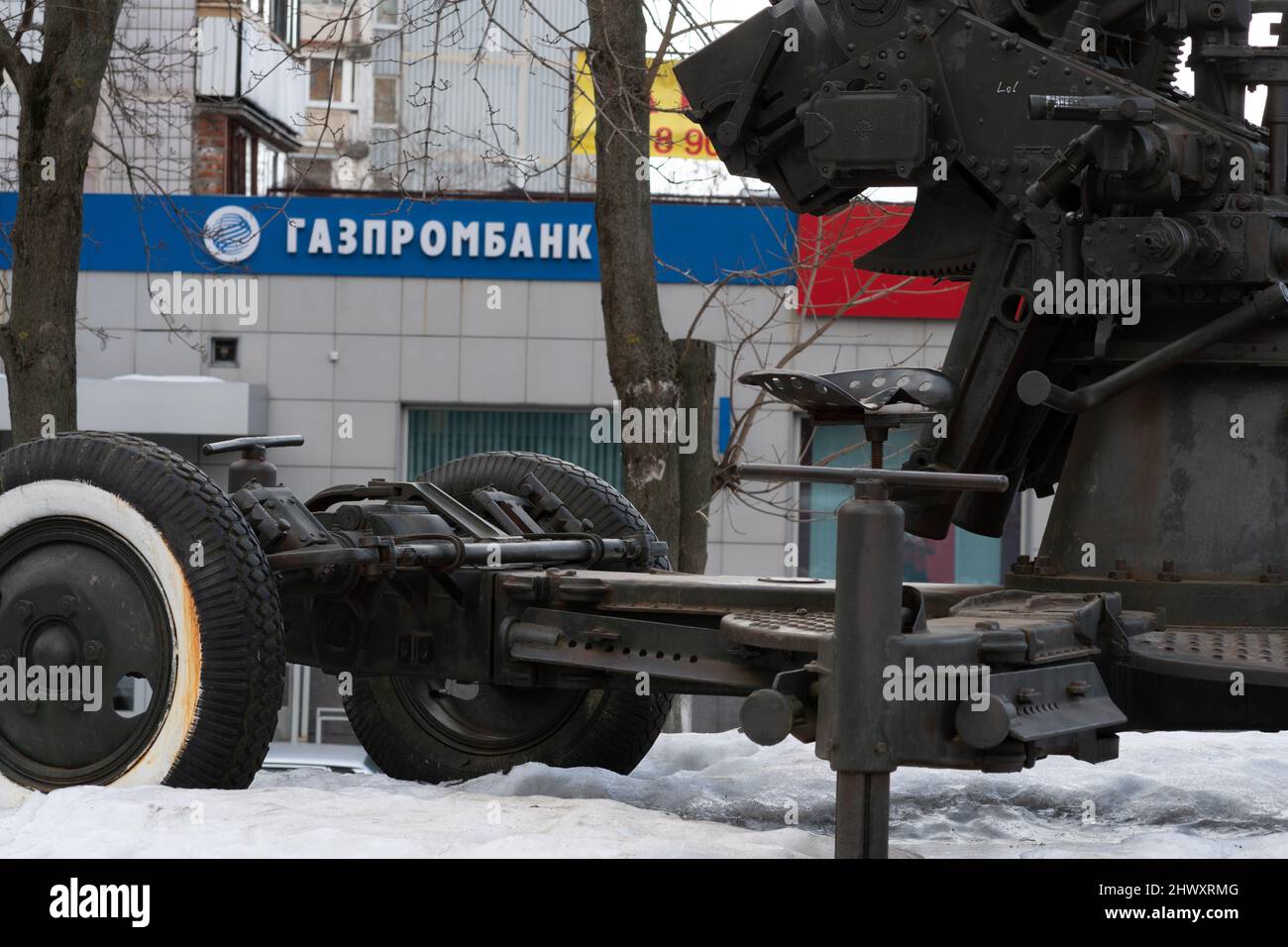 RUSSLAND, MOSKAU - 05. MÄRZ 2022: Gazprom war Bank Barrel Logo, aus ungarn Finanzunternehmen für Zweigstellen, Zeichen unabhängig. Ungarisch Stockfoto