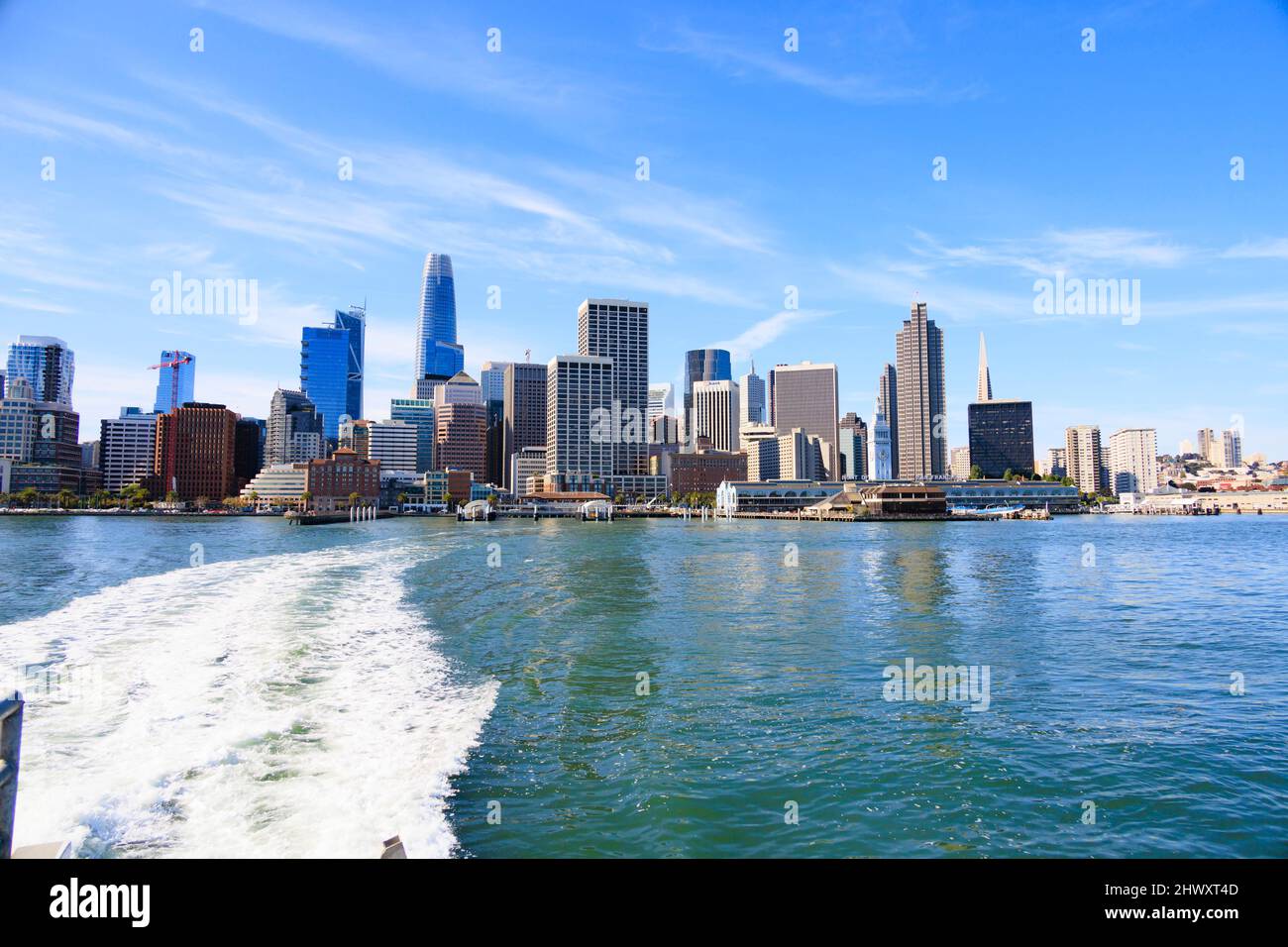 Verlassen Sie die Skyline von San Francisco von der Fähre. San Francisco, Kalifornien, USA Stockfoto