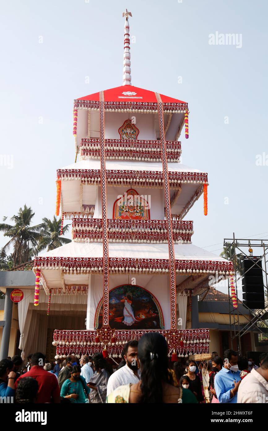 Chettikulangara Bharani ist ein spektakuläres Fest, das am Chettikulangara Tempel in der Nähe von Mavelikara in Alappuzha gefeiert wird. Das Festival findet während des Malayalam-Monats Kumbham (Februar-März) statt und ist der Göttin (Bhagavathy) gewidmet. Die ganze Stadt erwacht zum Leben und die Heiterkeit bedeckt ihre Landschaft. Dieses Fest wird gefeiert, um der Gottheit gute Wünsche für ihre Reise zu senden, um ihre Mutter im Sree Kurumba Devi Tempel, Kodungalloor, zu besuchen. Am Abend werden die Tempelräume mit 100 unterschiedlich großen dekorierten Bildnis von Kuthira und Theru gefüllt, die hauptsächlich in den Tempel gebracht werden, der von der gemacht wurde Stockfoto