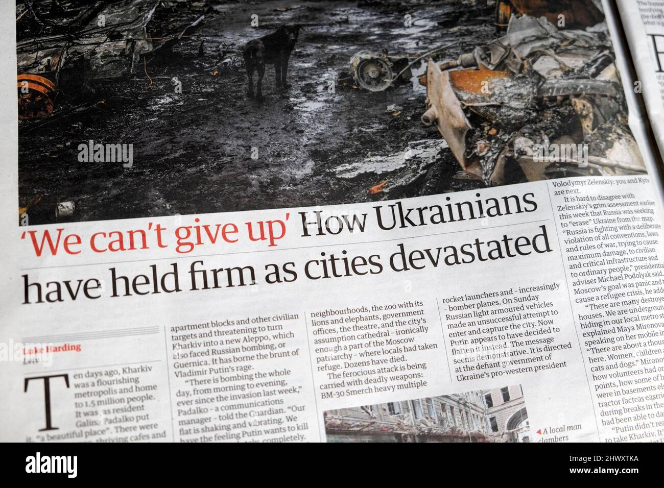 „Wir können nicht aufgeben“ wie die Ukrainer sich festhielten, während die Städte verwüstet wurden“ Schlagzeile der Zeitung Ukraine war Guardian vom 5.. März 2022 in London, Großbritannien Stockfoto