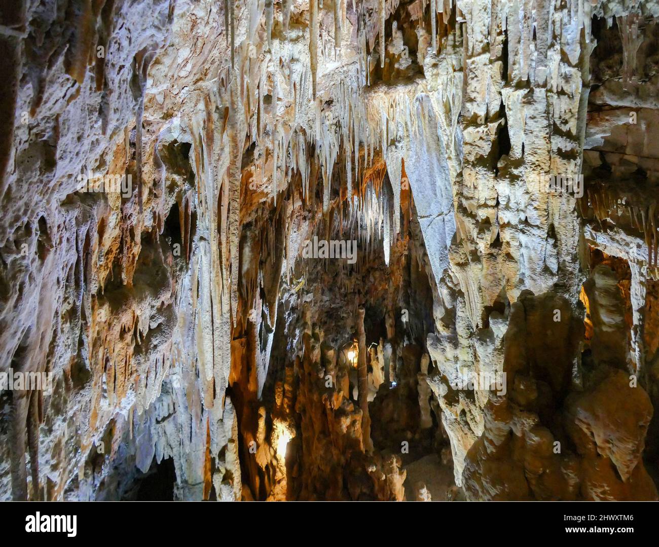 Detailaufnahme in einer Flowstone-Höhle in Apulien, Italien Stockfoto
